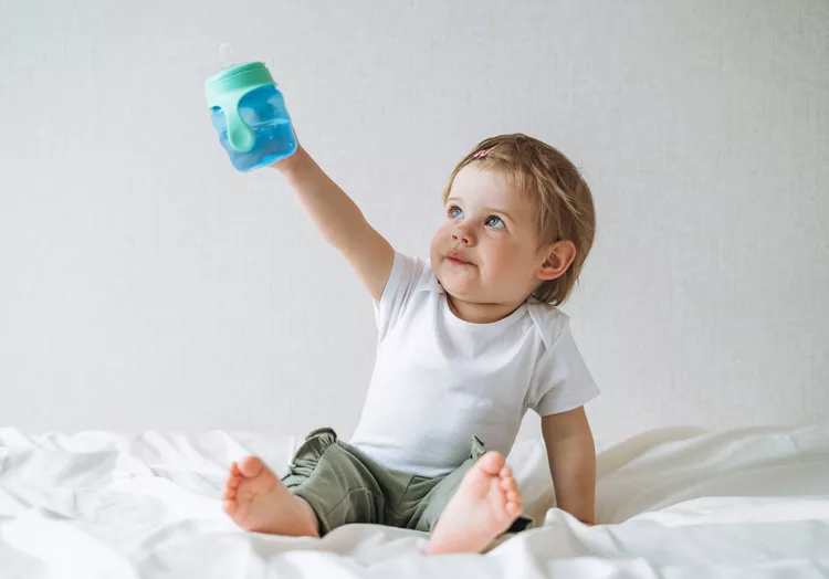 What age should babies drink water? Timing and reasons